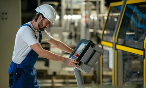 Operator-na-produkcji-mes