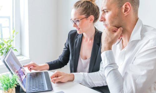 ile kosztuje system erp dla firmy produkcyjnej - konsultant rozmawia z pracownikiem o cenie