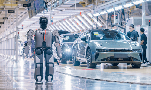 robot humaoidalny w fabryce 1