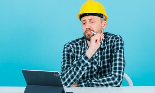 system ERP - 10 mitów - inżynier patrzy na tablet