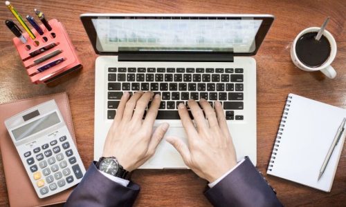 Techniczny Koszt Wytworzenia - laptop i kalkulator na biurku