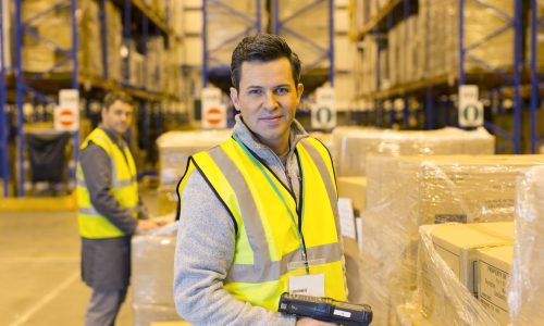 Magazynier z kolektorem pracuje na mobilnej aplikacji magazynowej