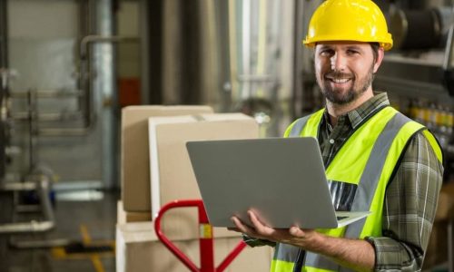 wskaźnik otif - pracownik dziąłu logistyki sprawdza dane na laptopie